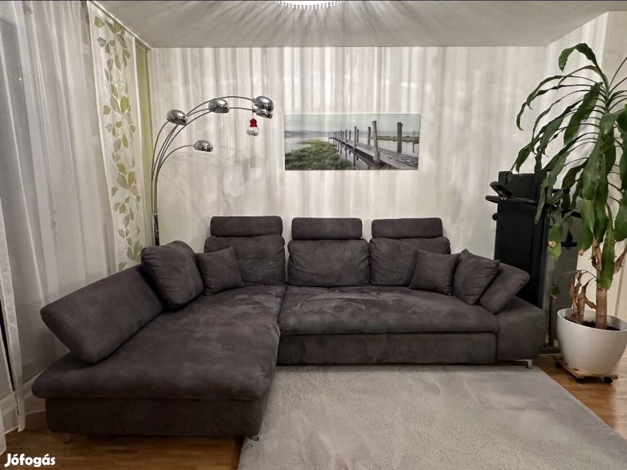 Szürke ágyazható és többféleképpen állítható kanapé