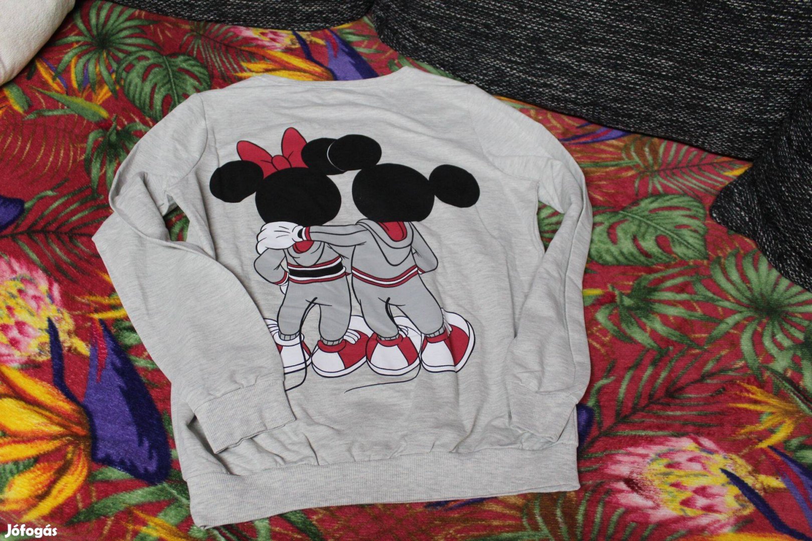 Szurke alapon Mickey Minnie pulcsi, S/M, Uj
