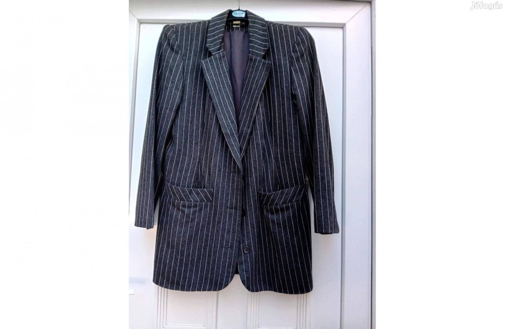 Szürke alapon fehér csíkos női blézer