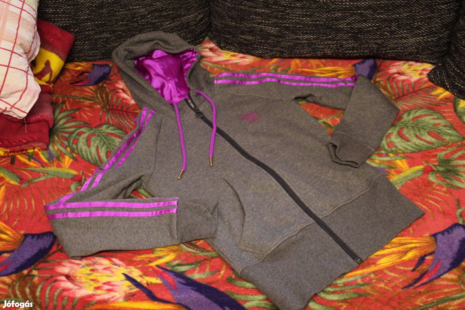 Szurke alapon lila csikos Adidas pulover, S/M meret