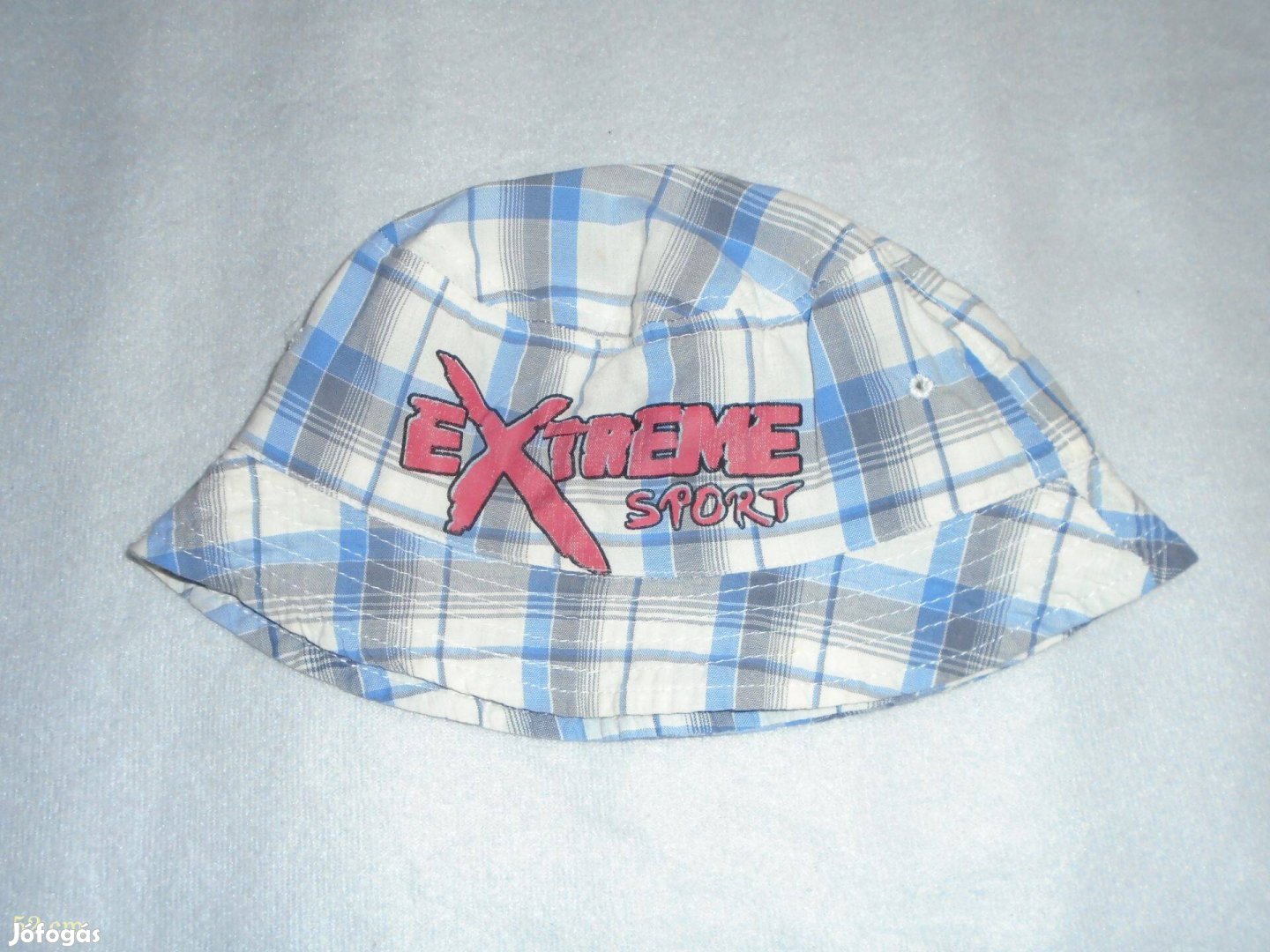 Szürke és kék kockás nyári kalap 52 cm