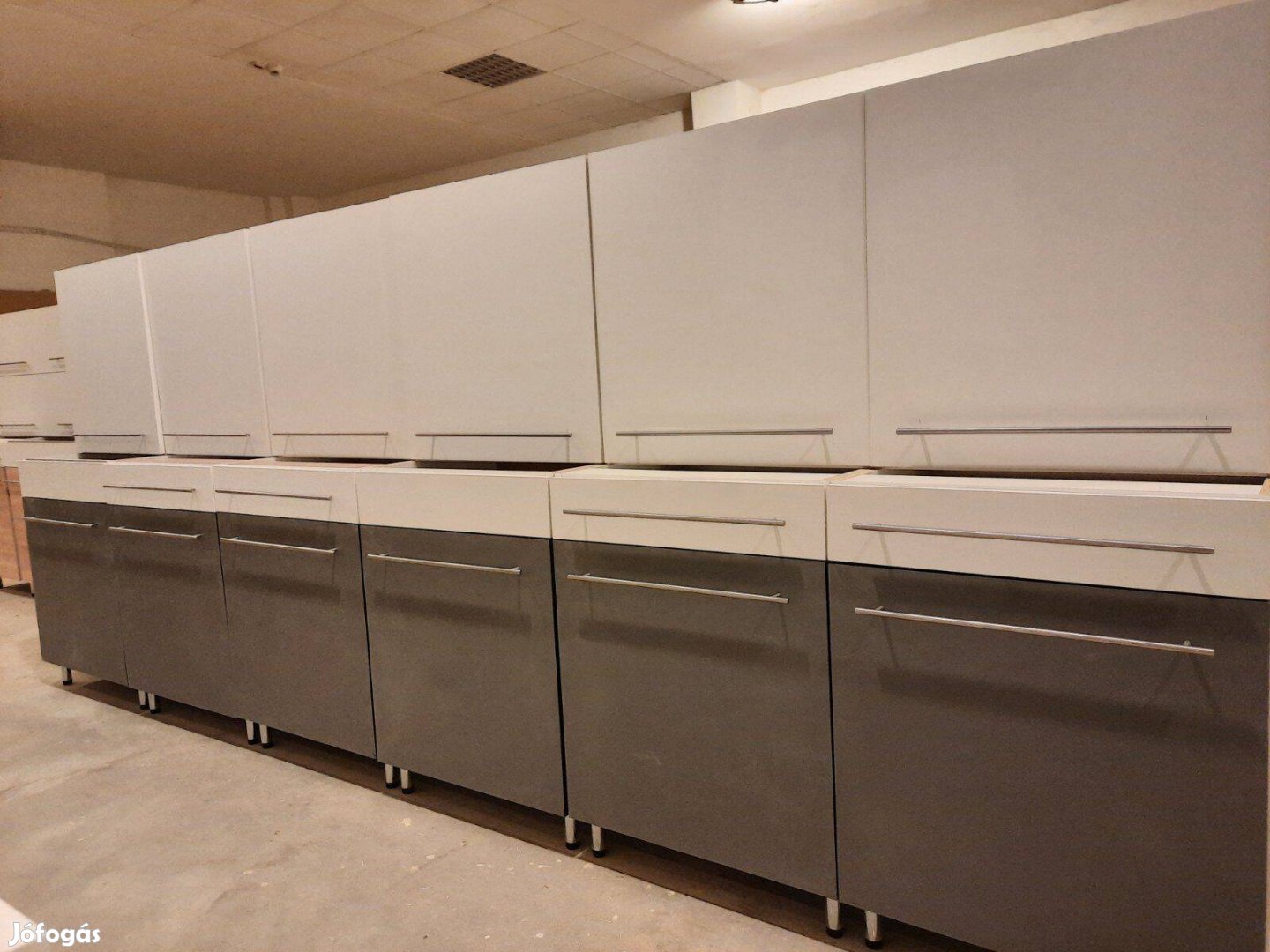 Szürke-fehér matt konyhabútor AQ116