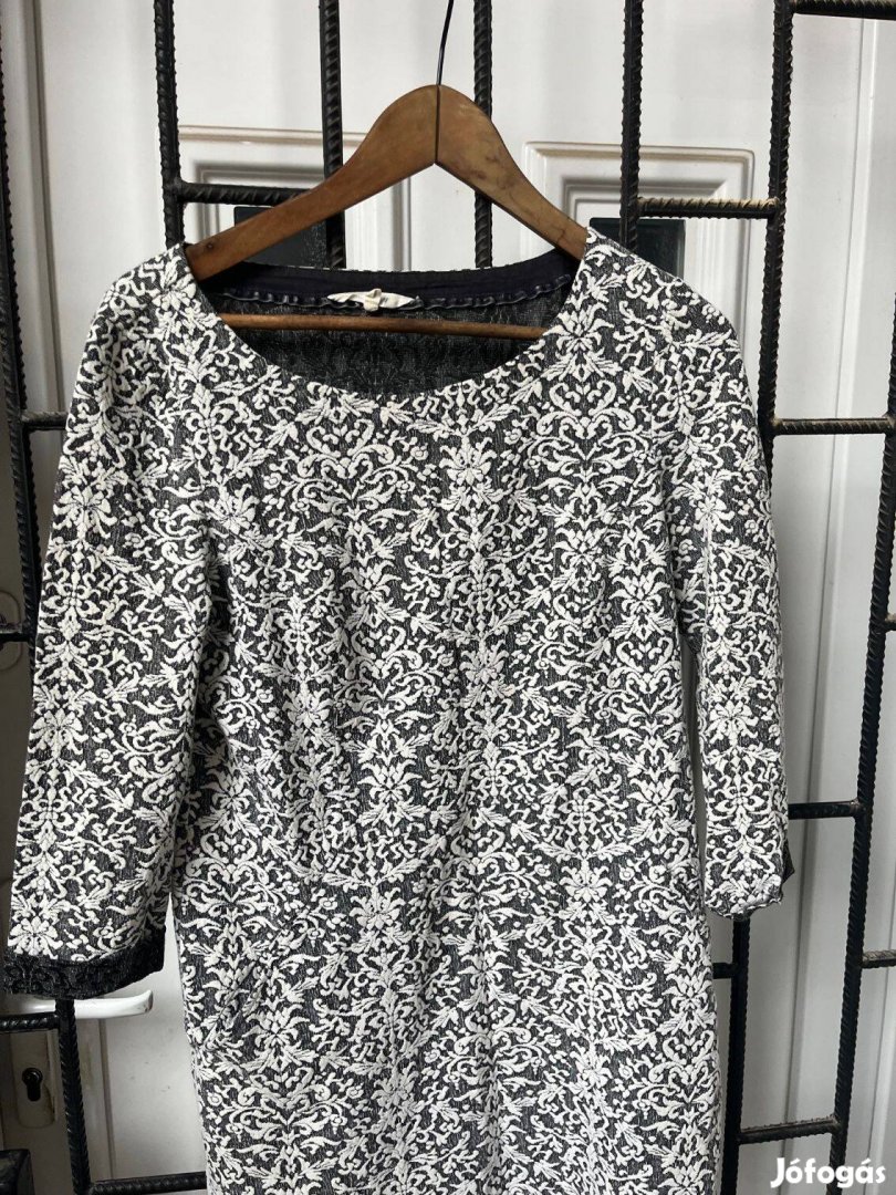 Szürke-fehér nyomott mintás női ruha