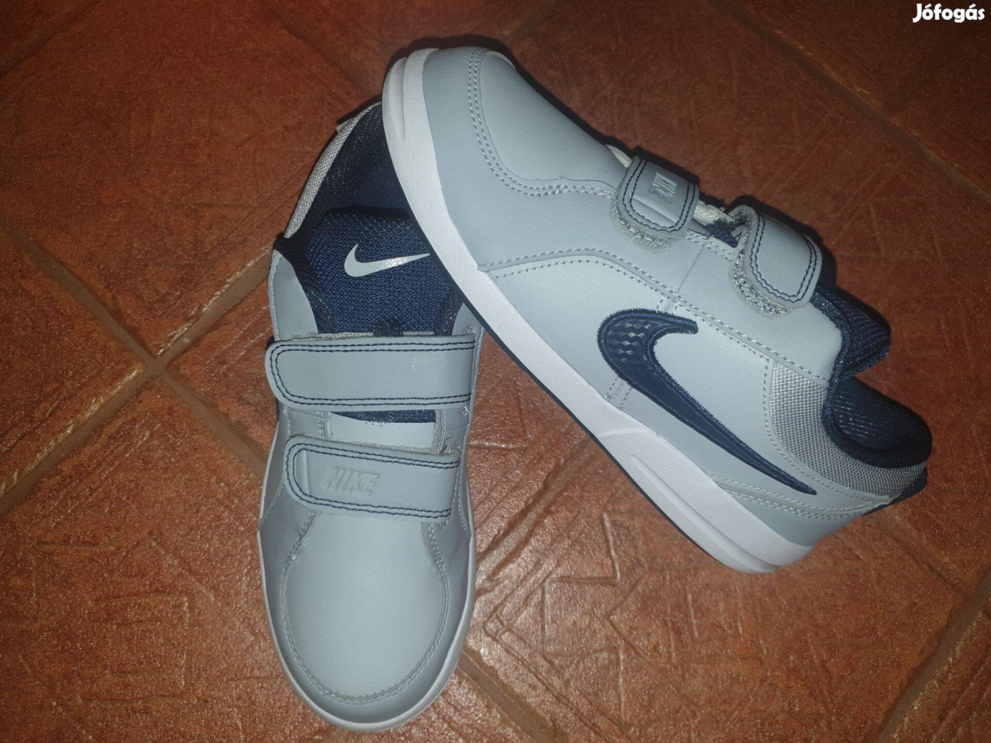 Szürke-fekete gyermek Nike cipő