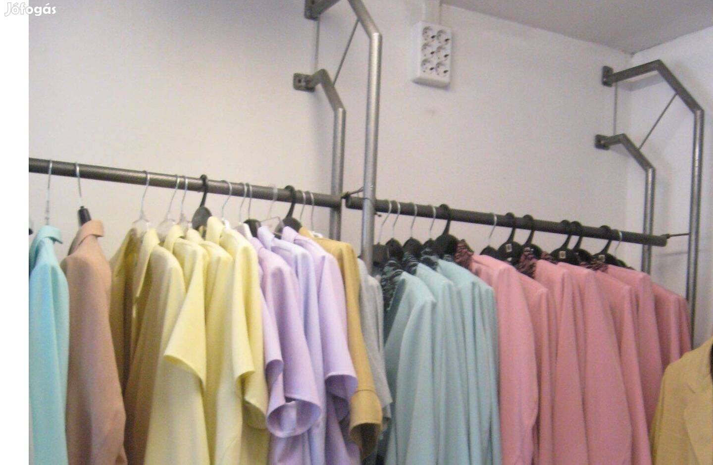 Szürke fémvázas létrás polcrendszer eladó