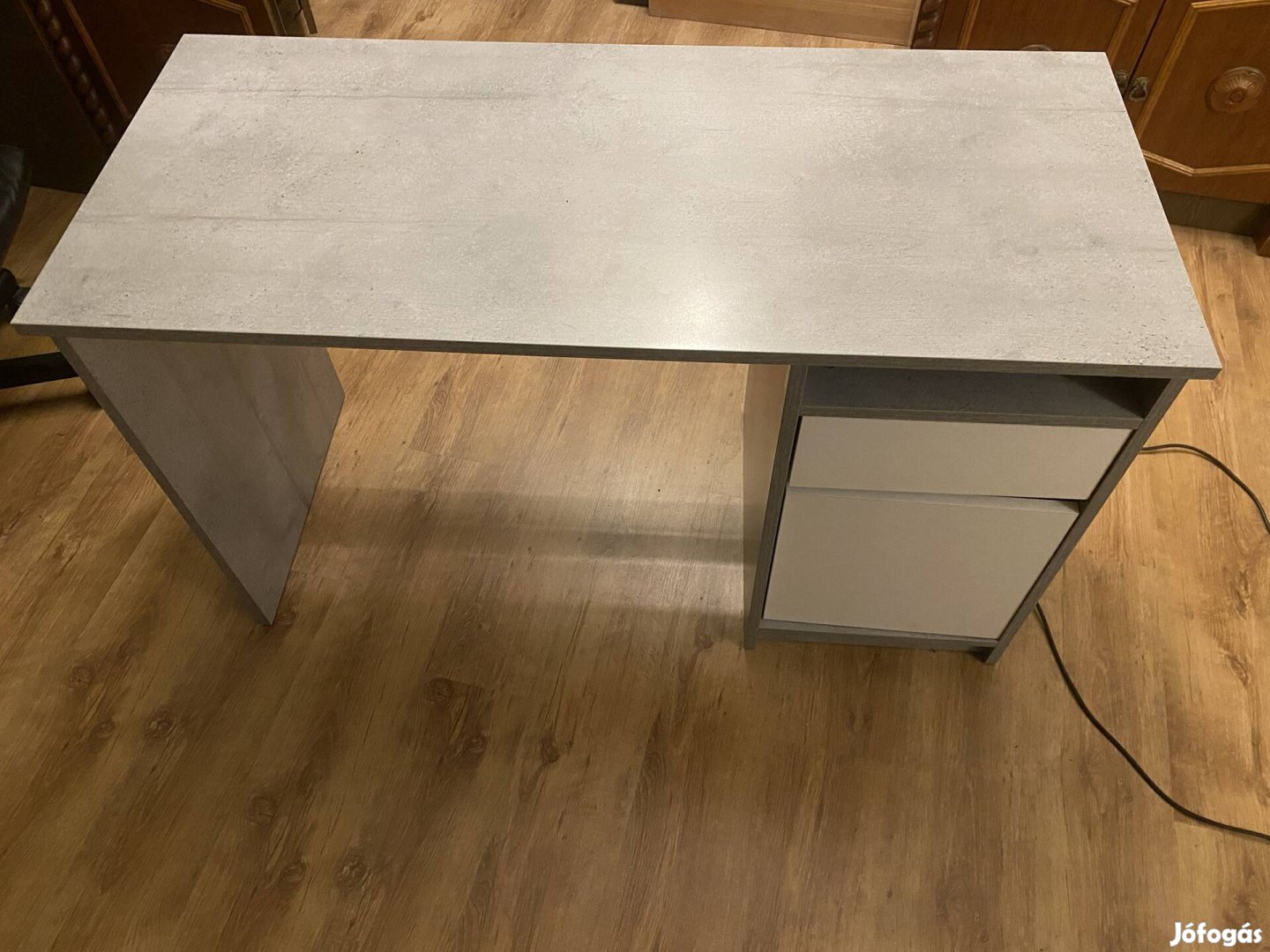 Szürke íróasztal