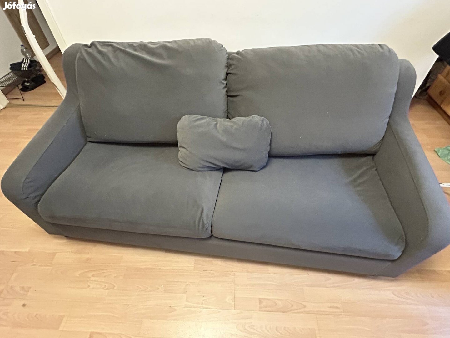 Szürke kanapé