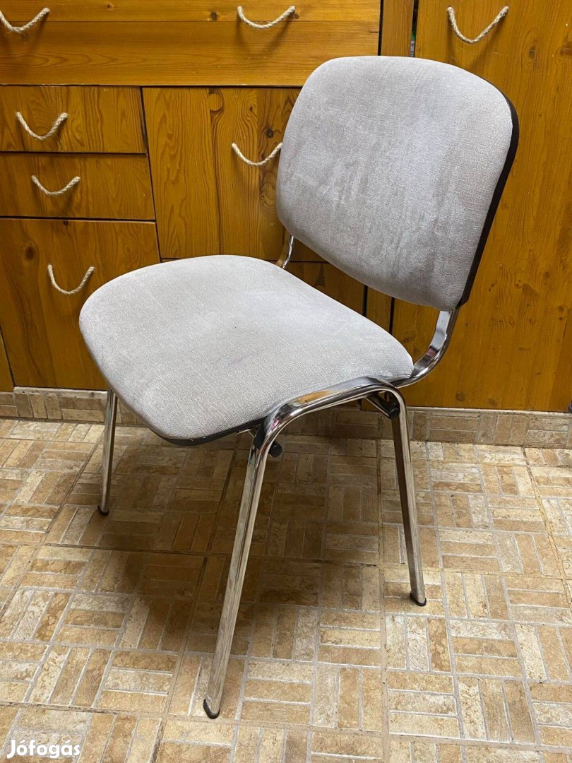Szürke kárpitozott székek