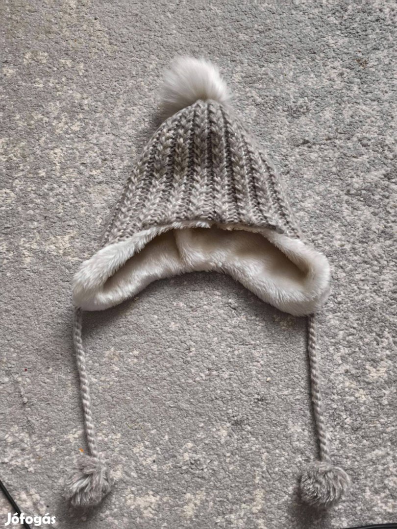 Szürke kötött, belül műszőrmével bélelt, meleg füles sapka