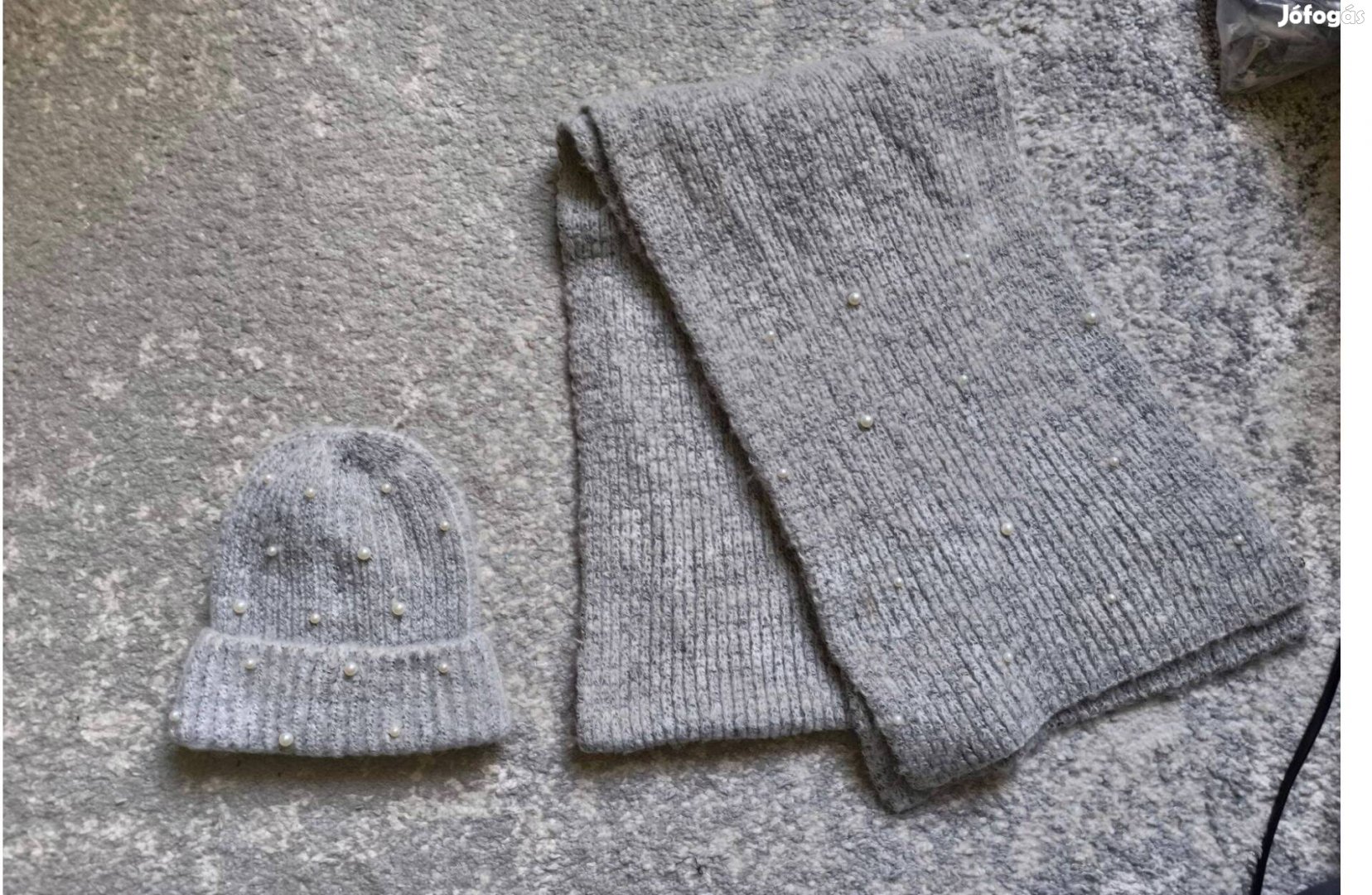 Szürke kötött gyöngyökkel díszített sapka, sál szett