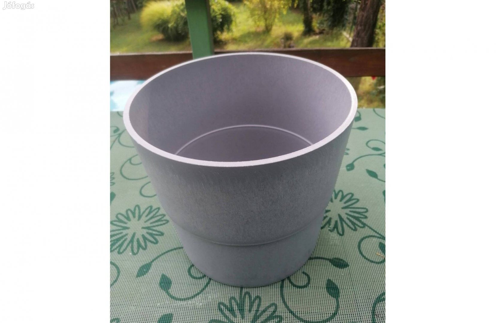 Szürke műanyag kaspó eladó!