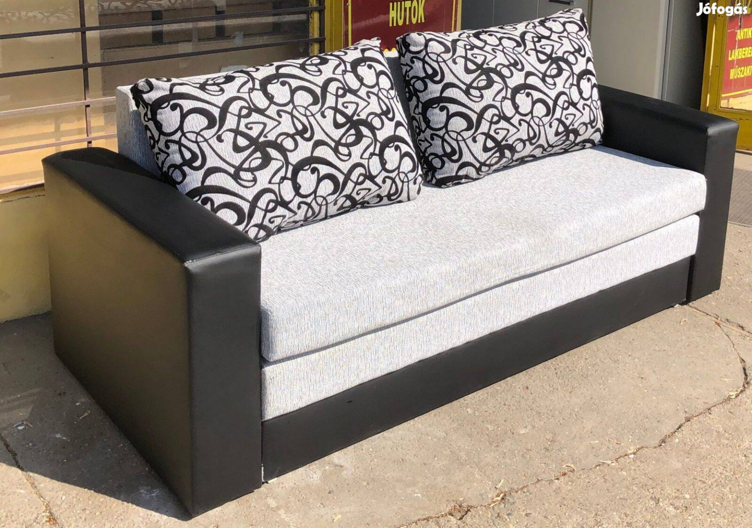 Szürke műbőrkarfás kanapé