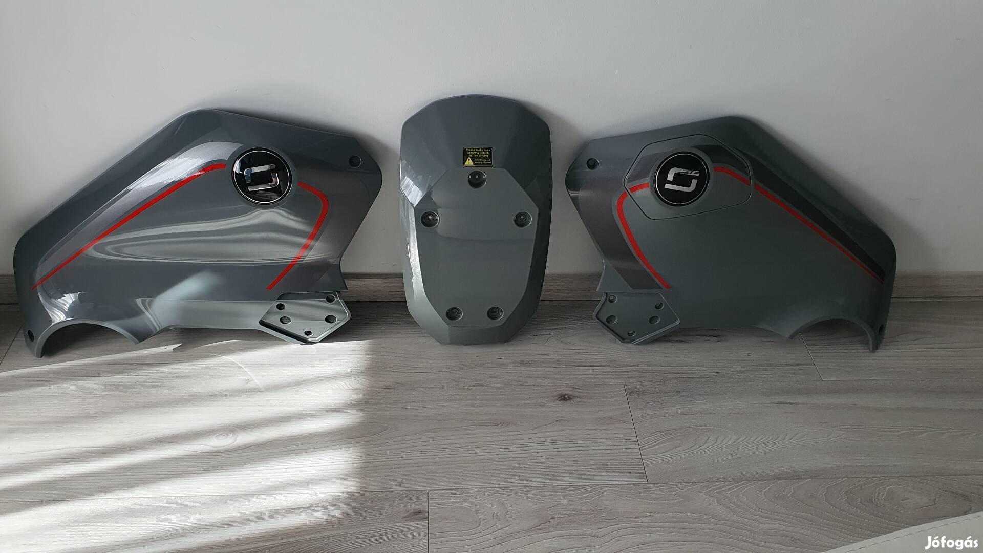 Szürke tank&oldal-panelek Super Soco TC Wanderer-hez