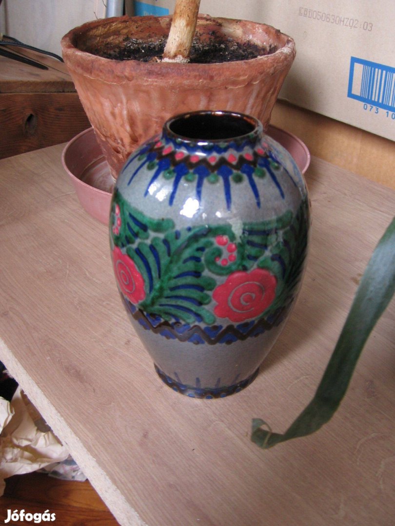 Szürke váza virág díszítéssel