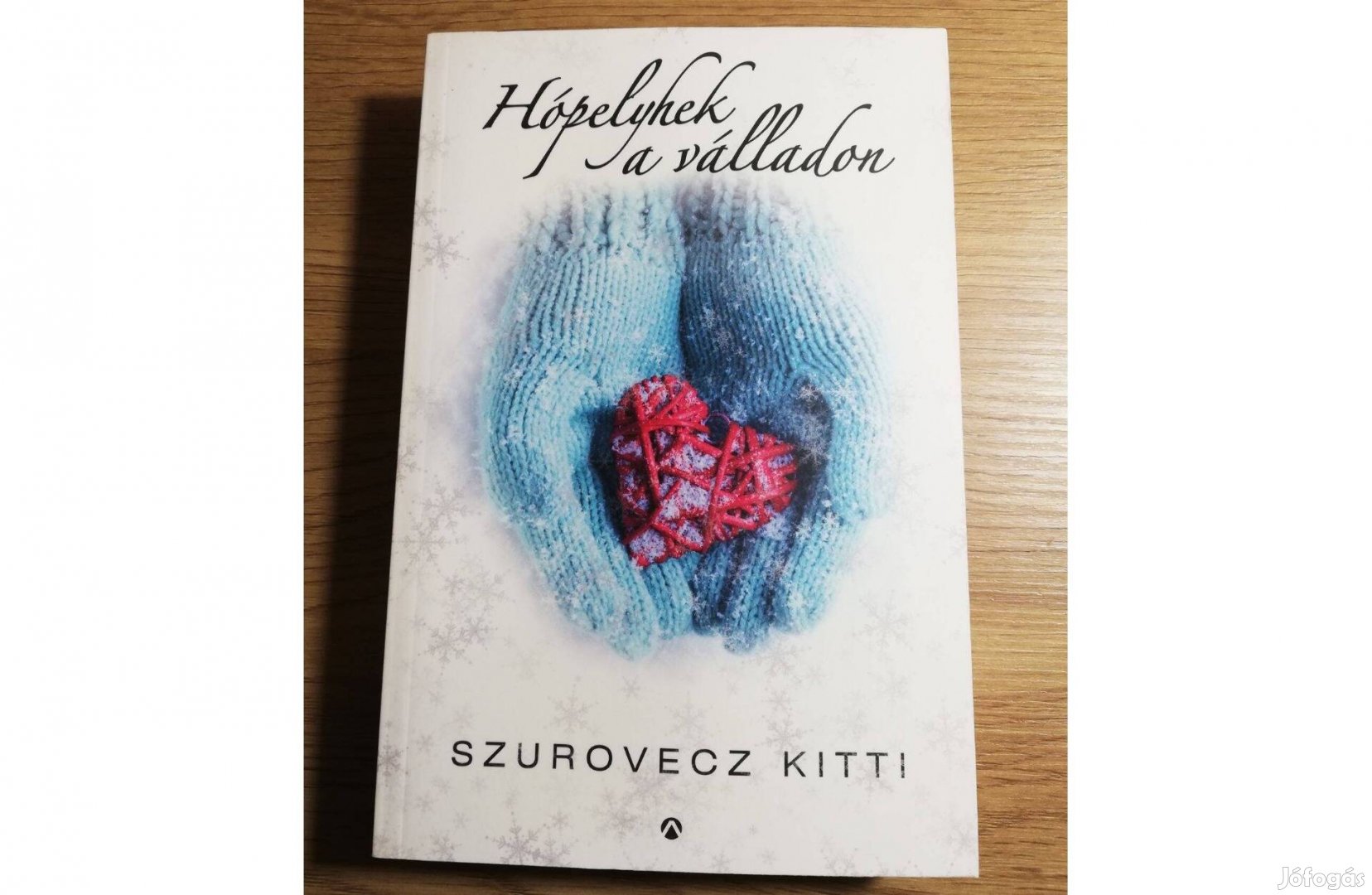 Szurovecz Kitti: Hópelyhek a válladon