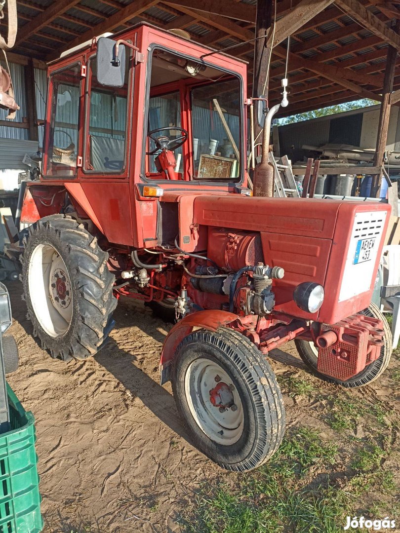 T25 traktor friss műszakival