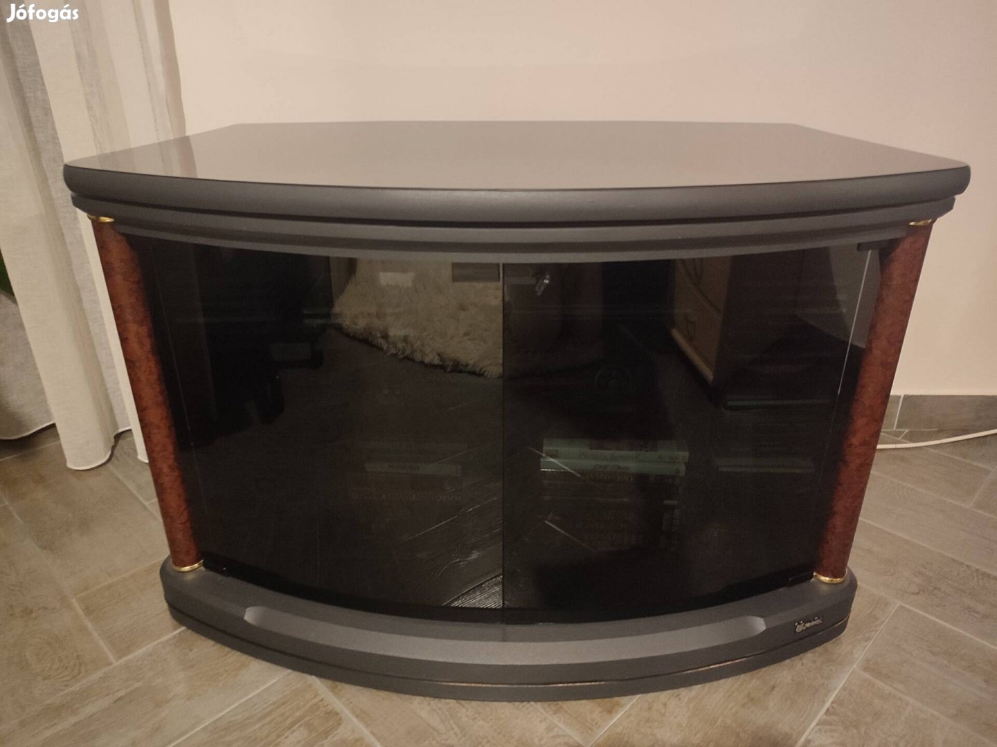 TV állvány, TV szekrény fekete füst üvegajtókkal, kerekekkel