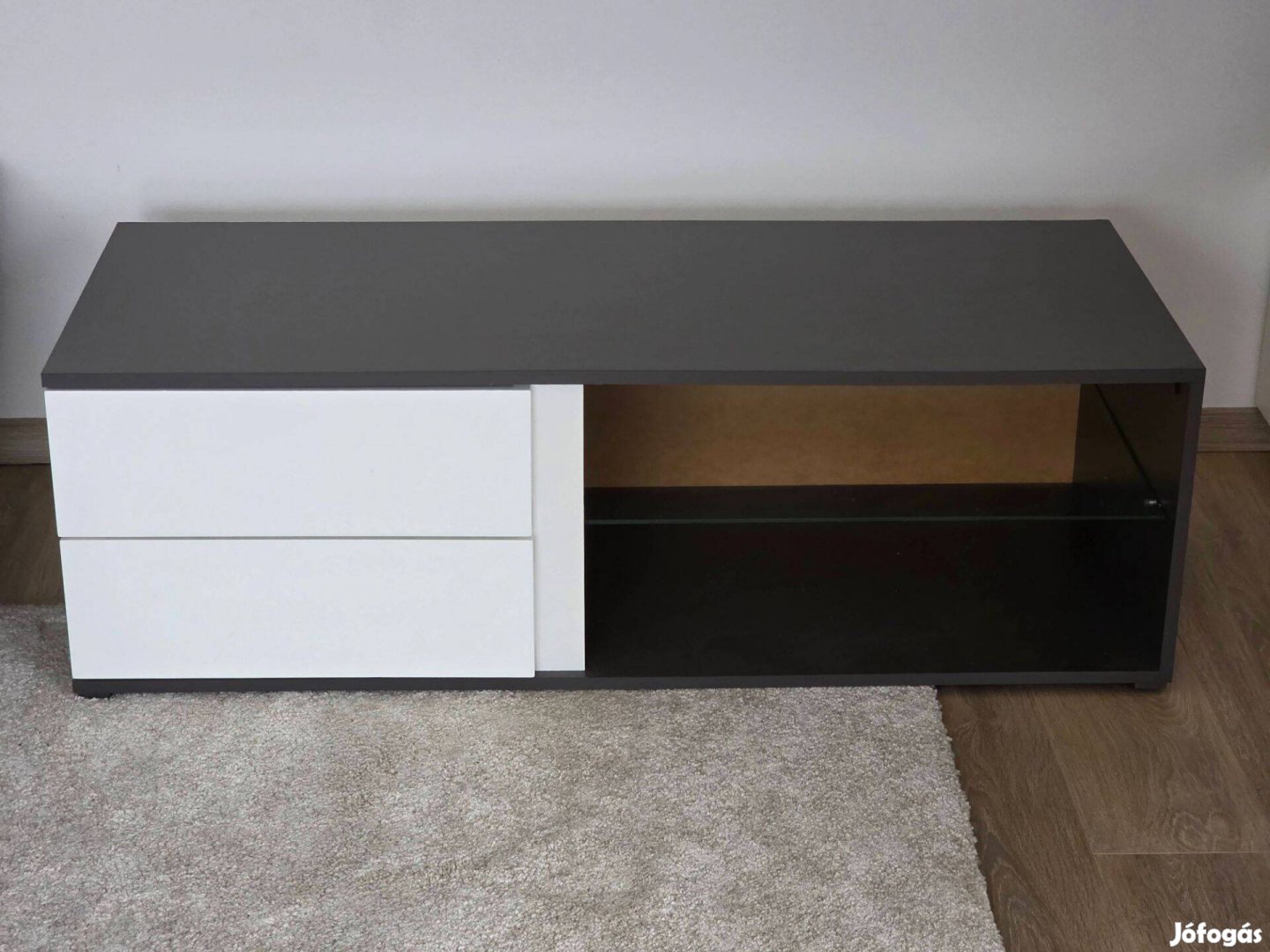 TV állvány, kihúzható fiókokkal, cserélhető díszítő