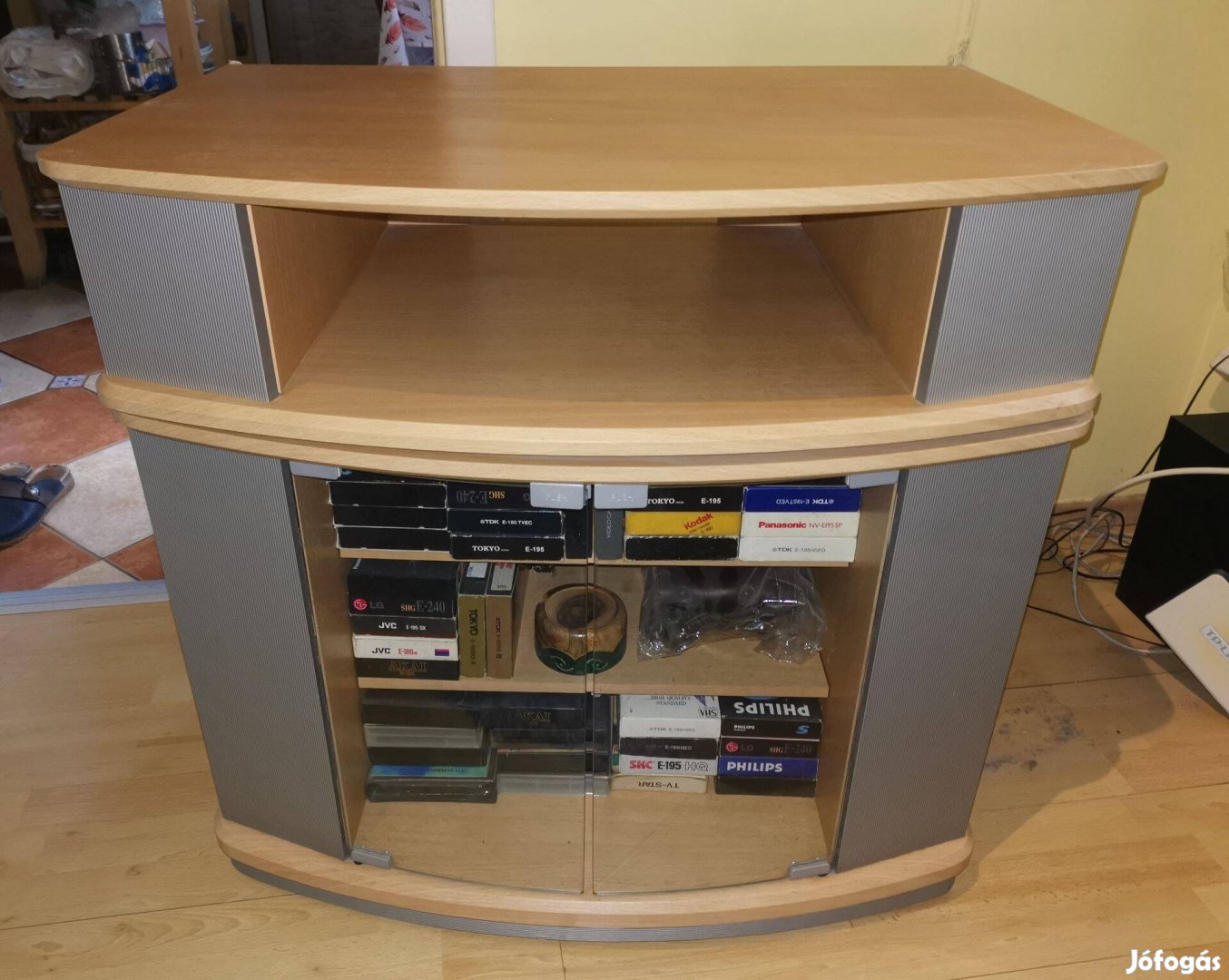 TV állvány és előszobafal jelképes áron eladó