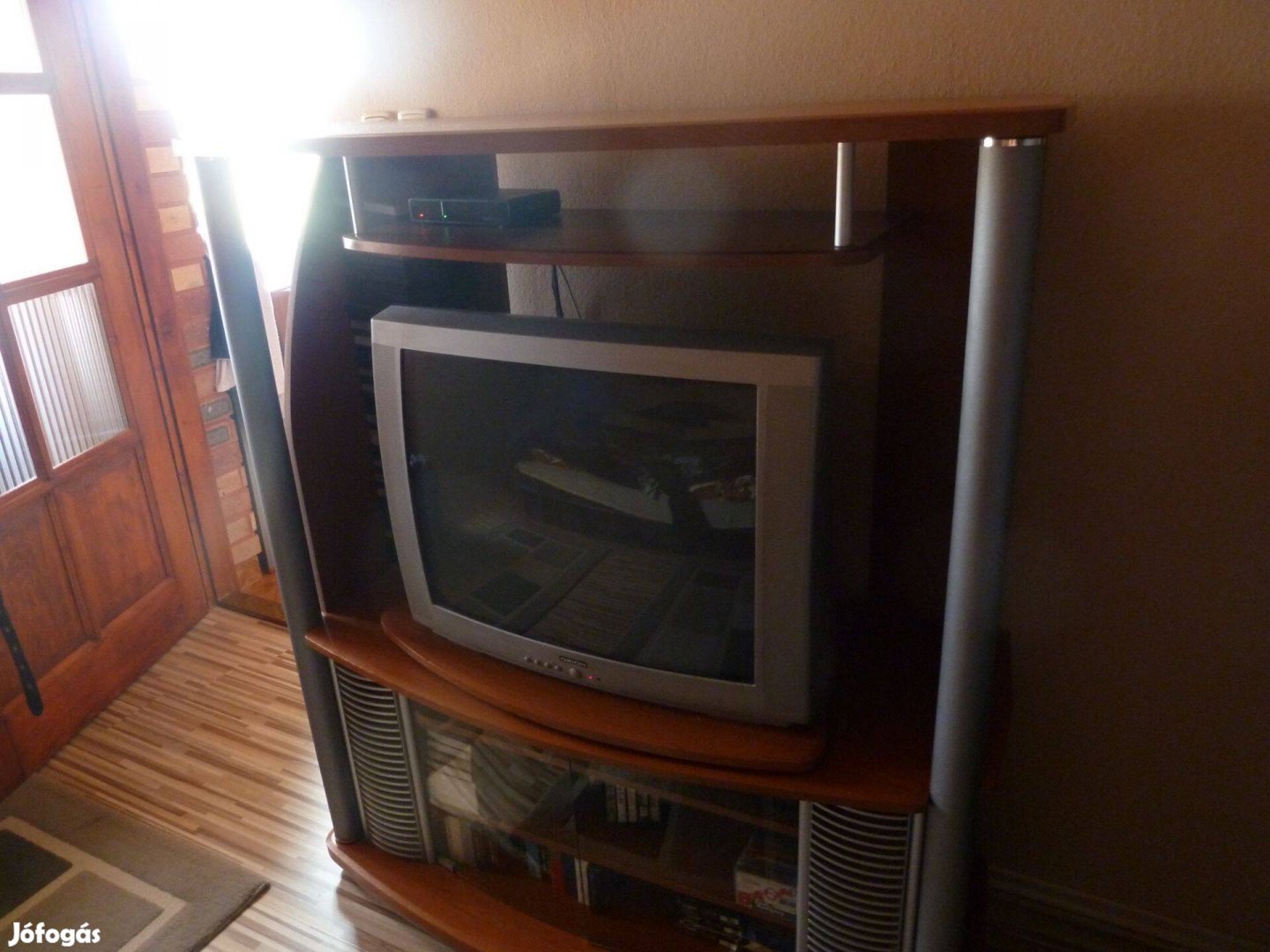 TV állvány üvegajtós, polcokkal