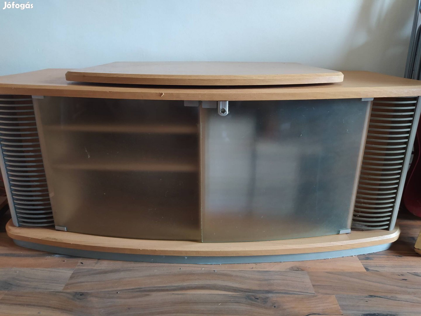 TV szekrény tetején forgatható lappal 