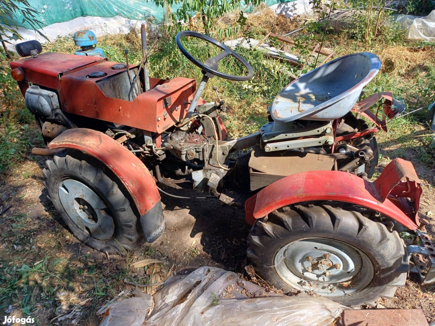 TZ-4K traktor eladó számos kiegészítővel