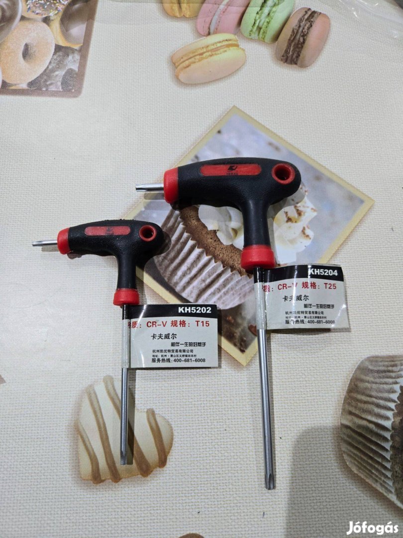 T-nyelű Torx csillagfejű kulcs látható