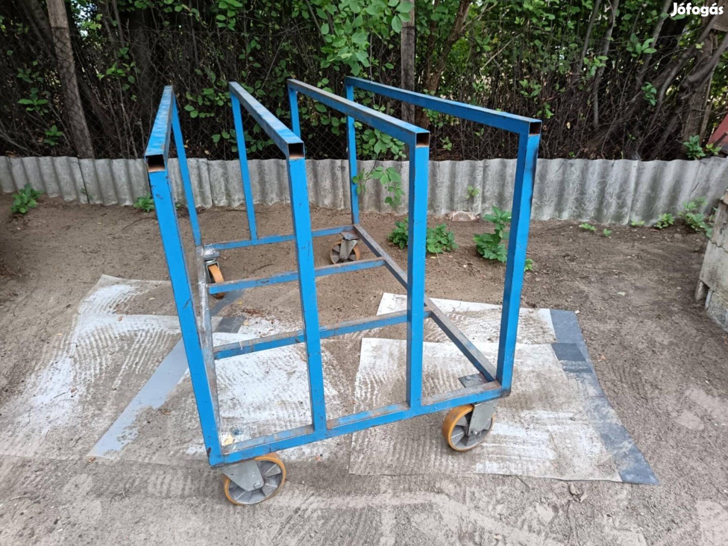 Táblás anyag szálitó kocsi.