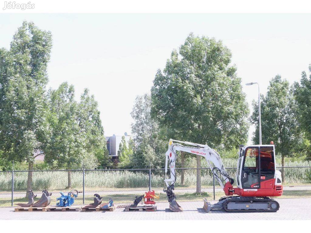 Takeuchi TB235-2 / Tilt + 5 Kaná/ 389 üzemóra / Lízing 20%-t