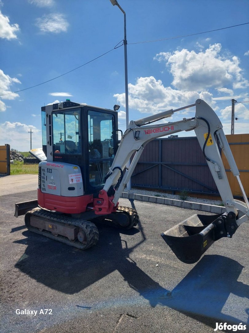 Takeuchi TB23R Gumihevederes kotrógép 