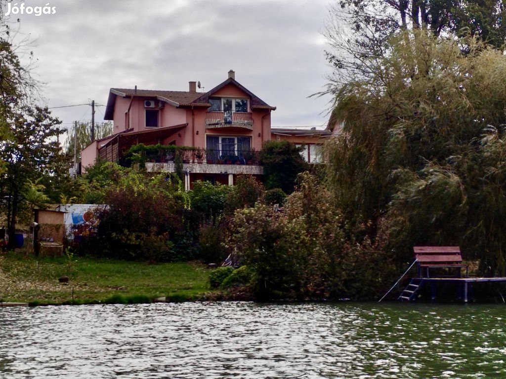 Taksony, Dunaparti, 250 m2-es, családi ház, 8 szobás,