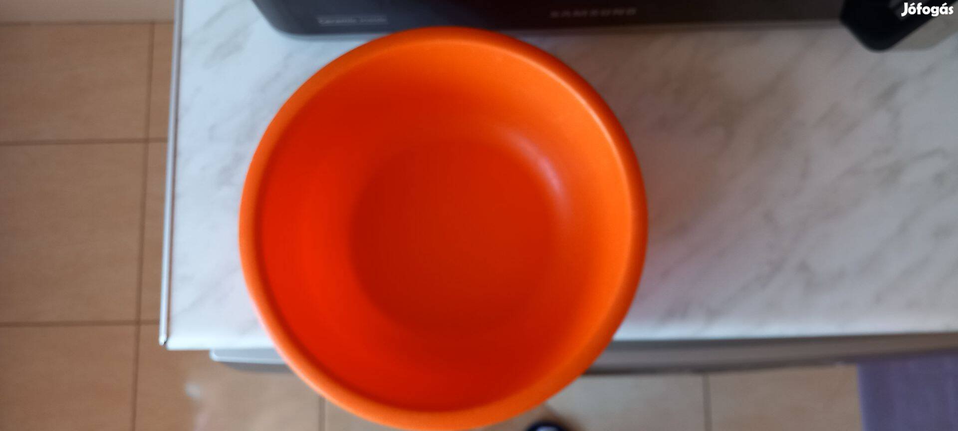 Tál műanyagból, kitűnő állapotban eladó