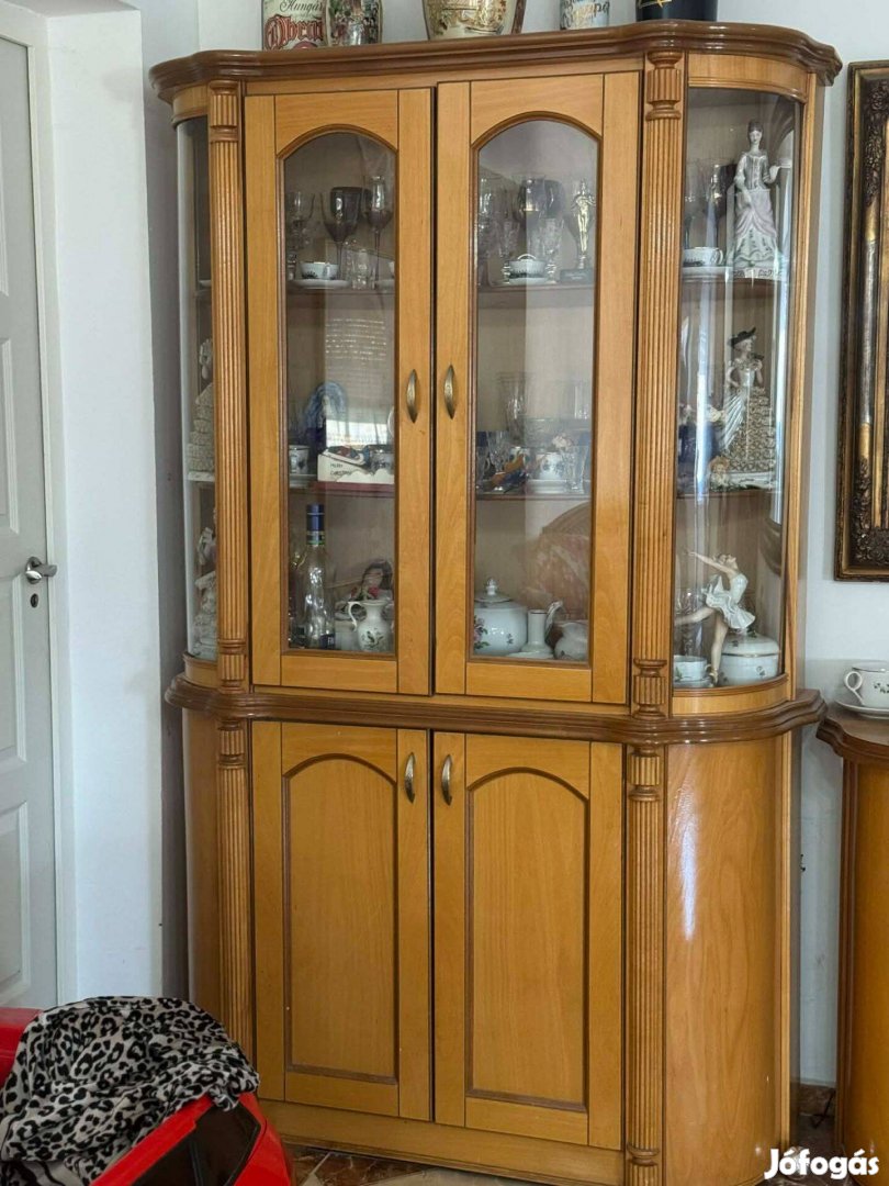 Tálaló vitrines, asztal székekkel