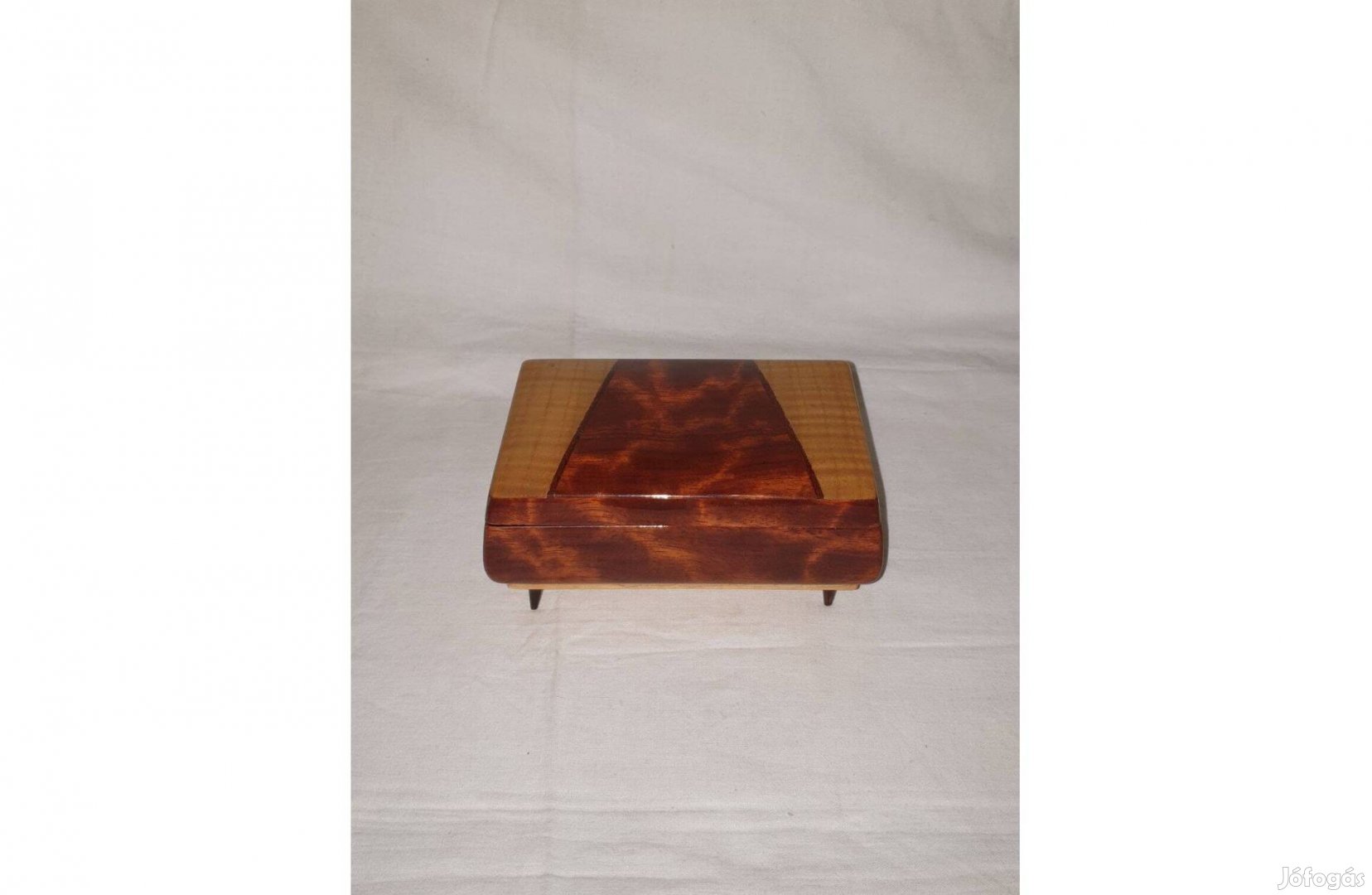 Talpas, lakkozott fa díszdoboz