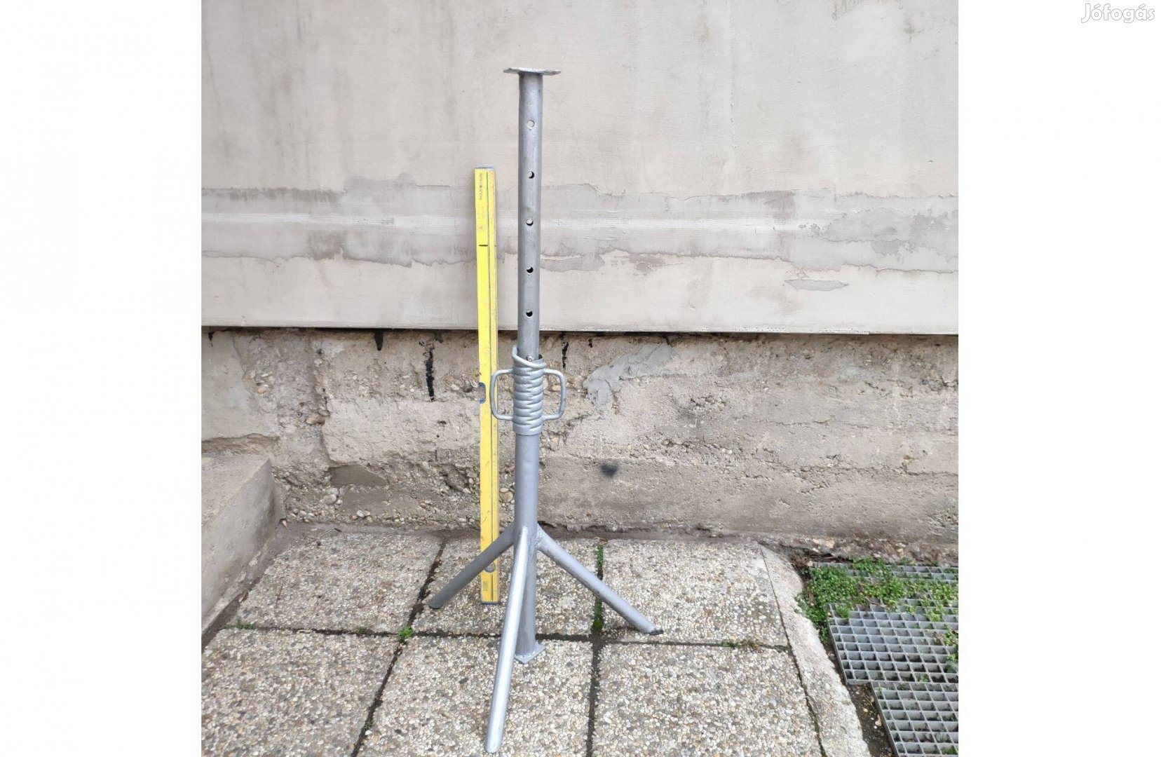 Támasztó bak csavarorsóval állítható