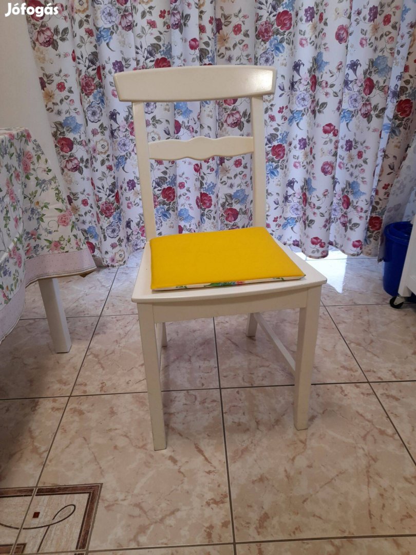 Támlás szék fehér