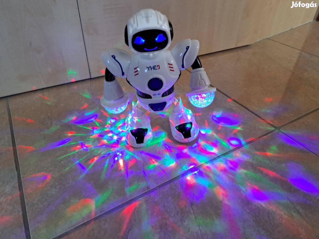 Táncoló, zenélő, villogó robot
