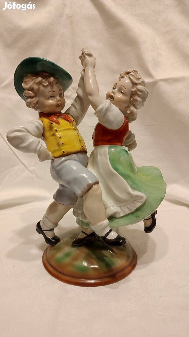 Táncoló pár porcelán figura