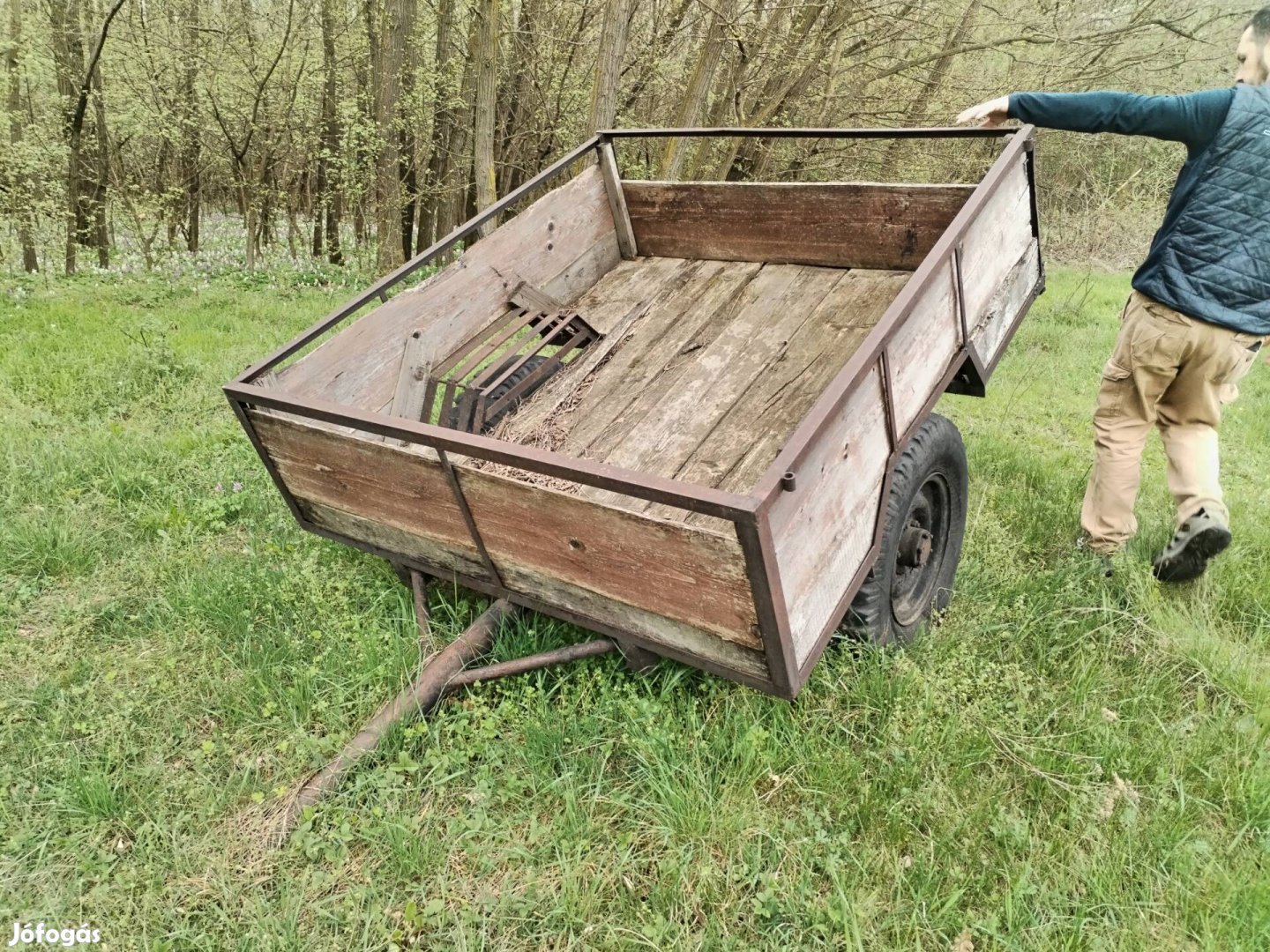 Tanyára, traktor után földekre.. Masszív, nagy méretű. 