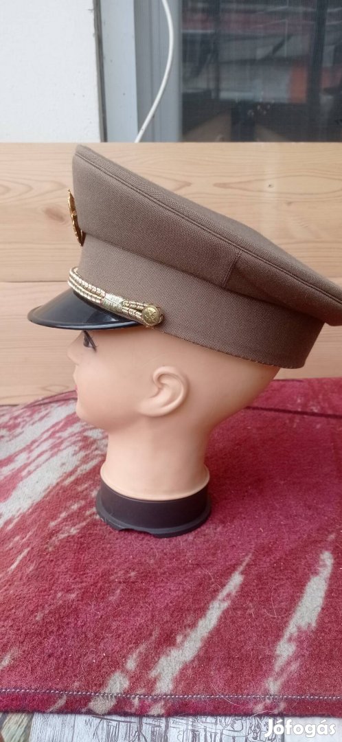 Tányérsapka 61-es méretű eladó.