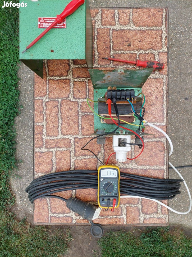 Tápegység/transzformátor 220/12 volt, 250 VA fémházas