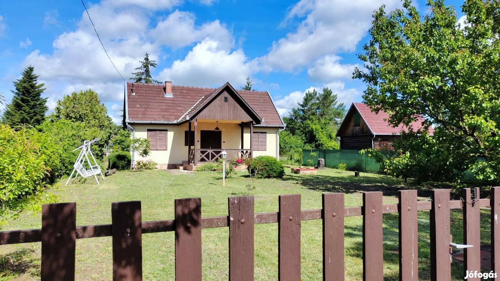 Tápiószentmártonban Eladó a strand mellett