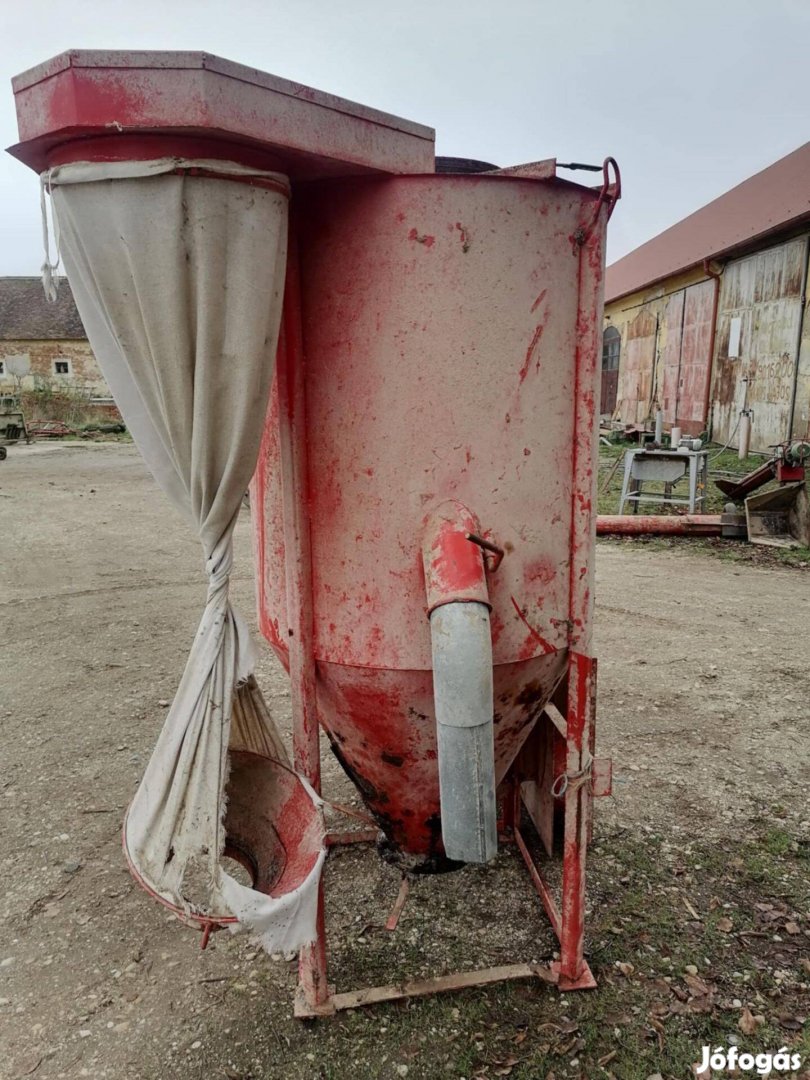 Tápkeverő darálóval egybeépítve