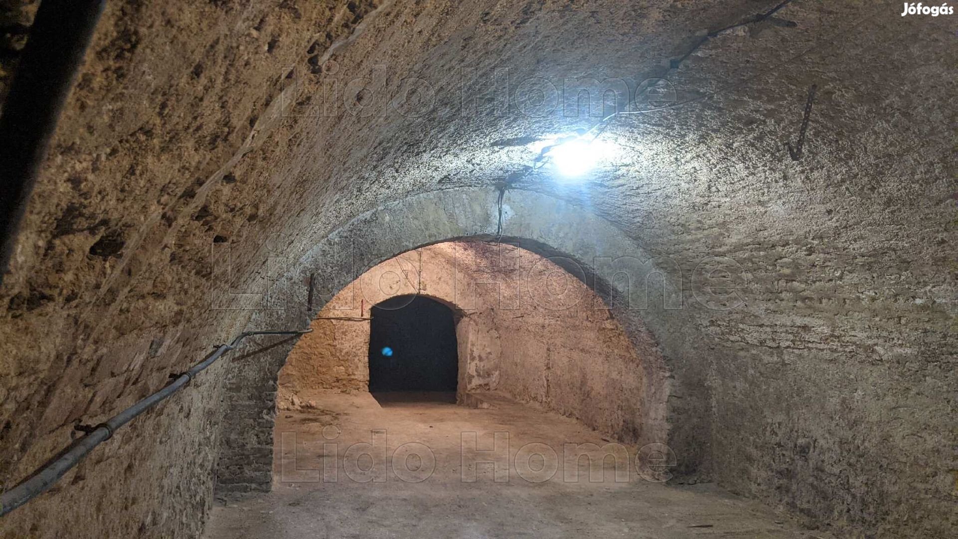 Tapolca központjában átalakítható üzlethelyiség hosszabb