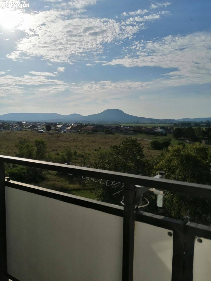 Tapolcán igényesen felújított y-i lakás eladó