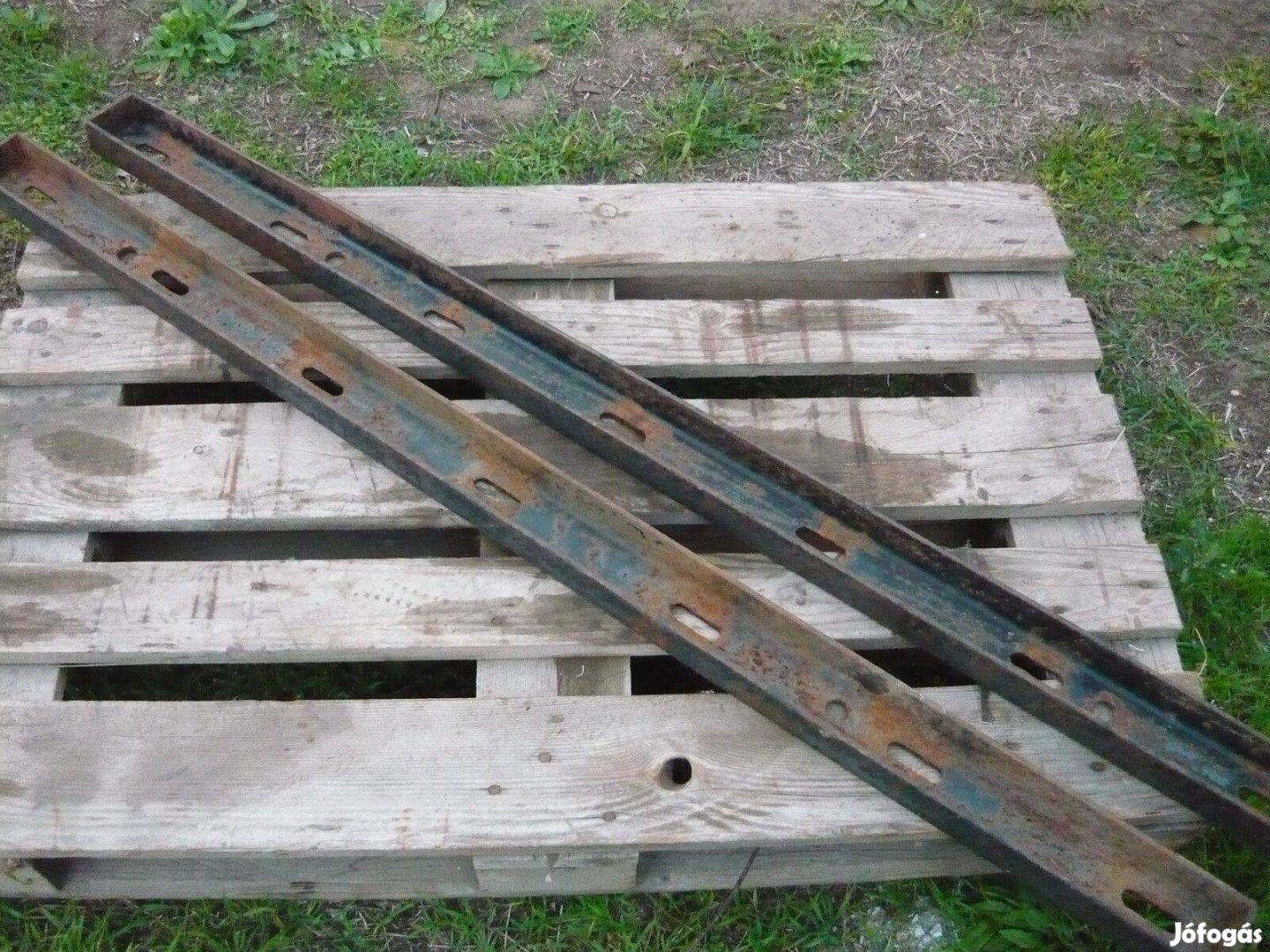 Tárcsa sárkaparó felfogató sín