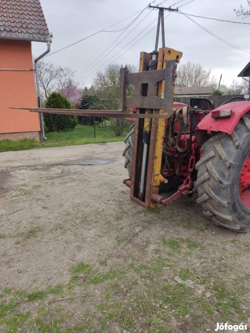Targonca torony traktor után való, szabad emelésű, duplex