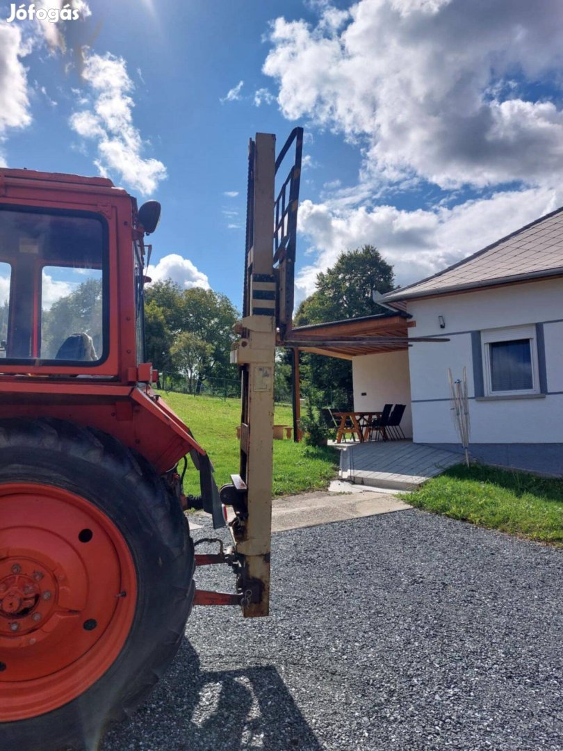 Targoncatorony traktorra szerelhető, döntő munkahengerrel eladó