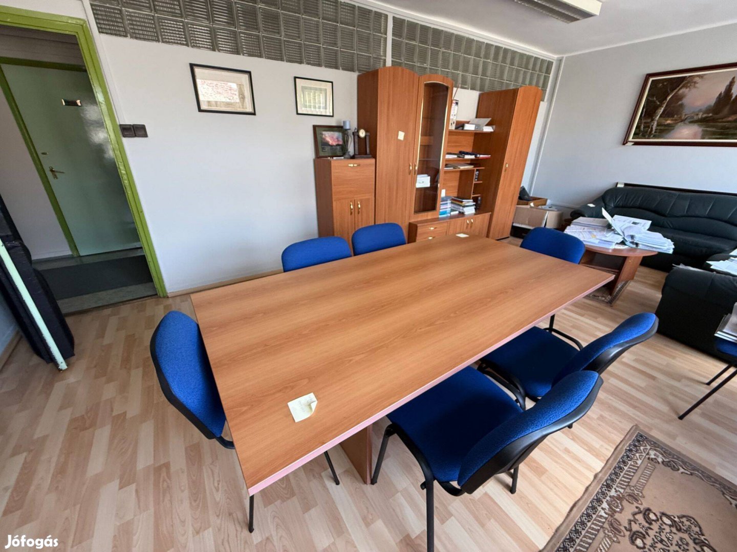 Tárgyalóasztal székekkel vagy külön