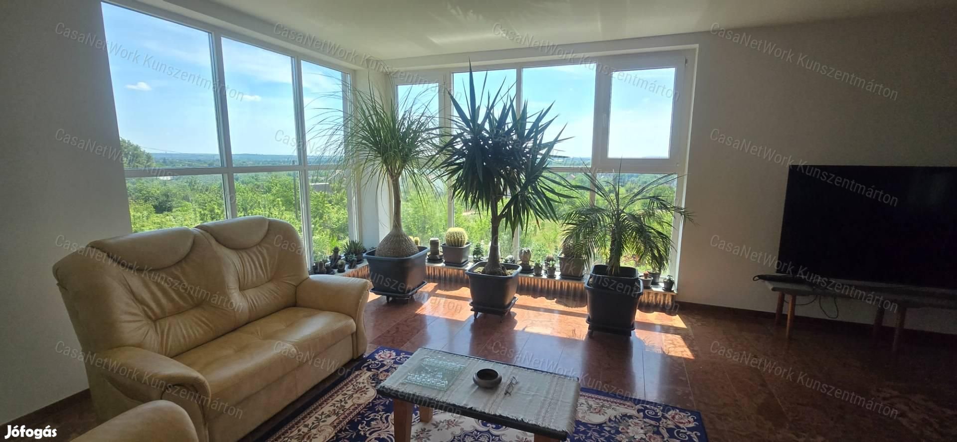 Tárnokon eladó háromszintes, újszerű állapotú ház,